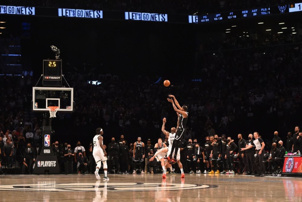  字母哥暴扣统治攻防两端，雄鹿大胜篮网巩固东部第二